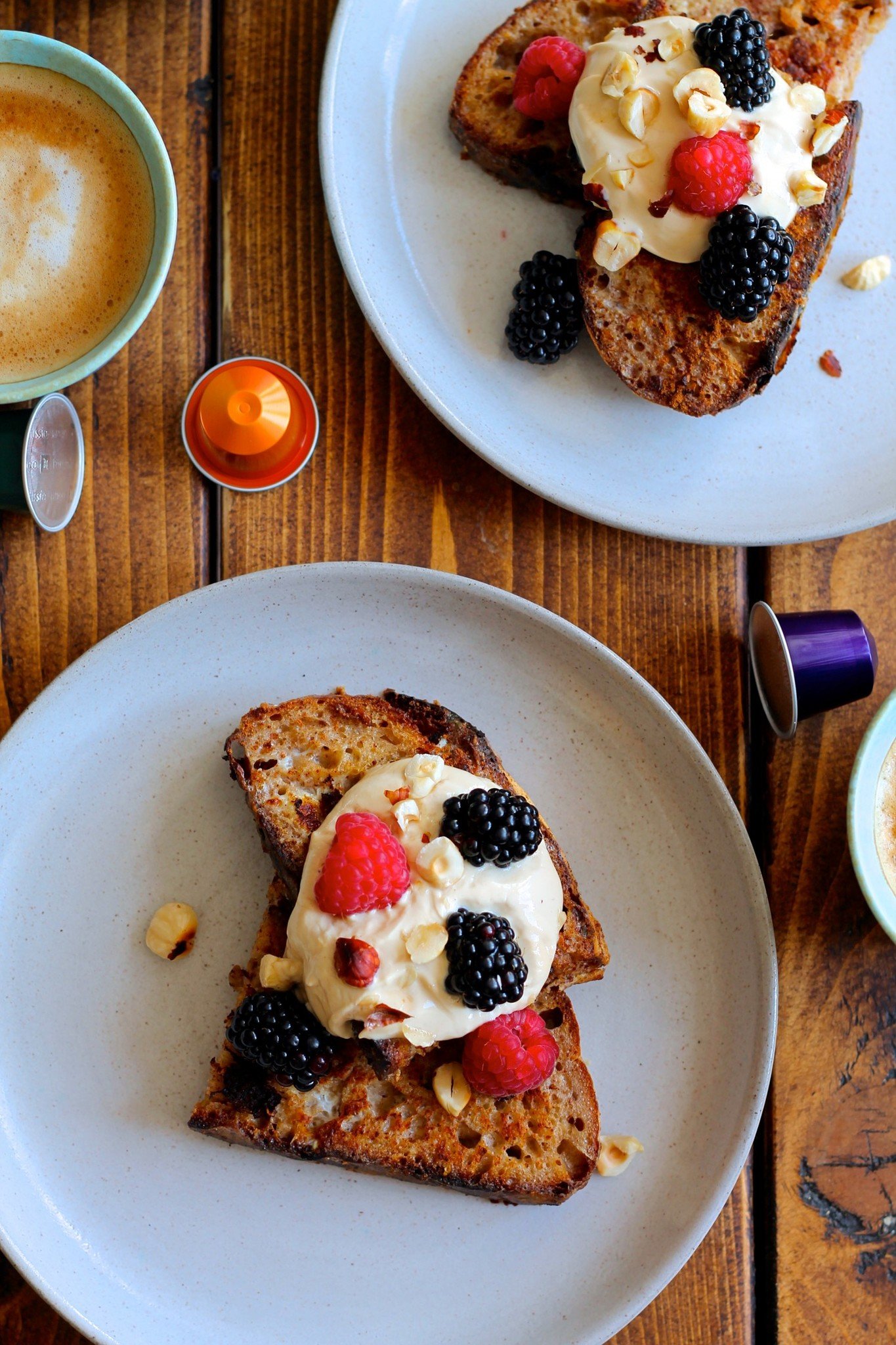 French toast med kaffe-mascarpone creme og bær