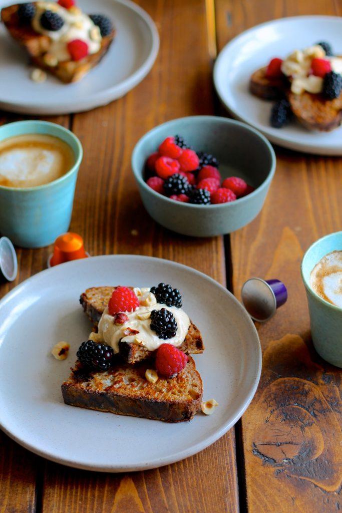 French toast med kaffe-mascarpone creme og friske bær