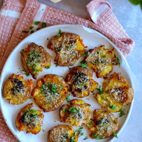 Knuste kartofler med hvidløgssmør og parmesan