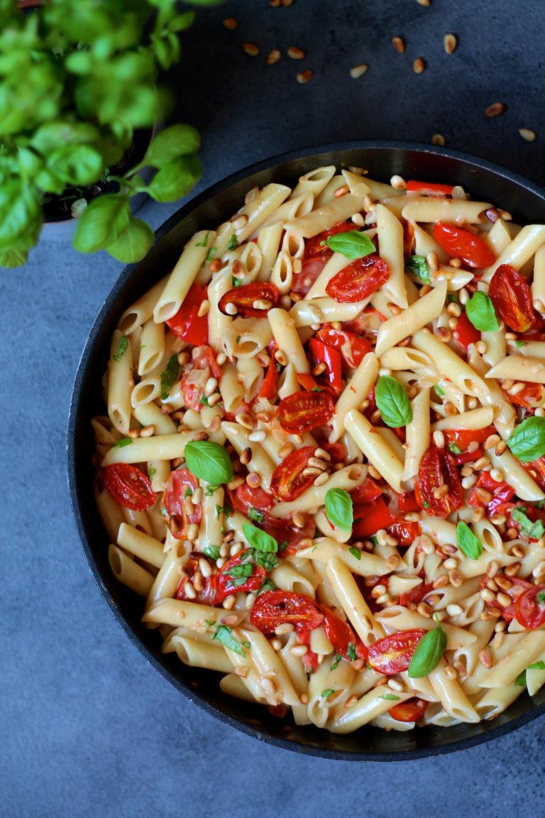 Vegetarisk pasta med bagte tomater, peberfrugt og fløde