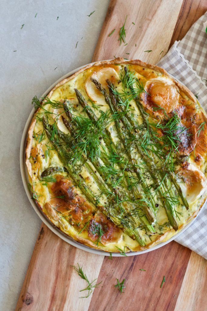 Aspargestærte med gedeost og dild