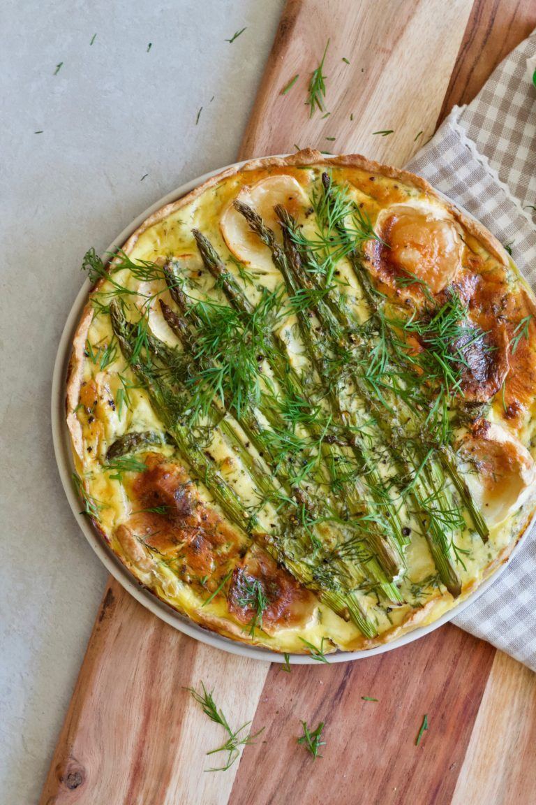 Aspargestærte med gedeost og dild