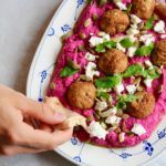 Rødbedehummus med falafler, feta og mynte