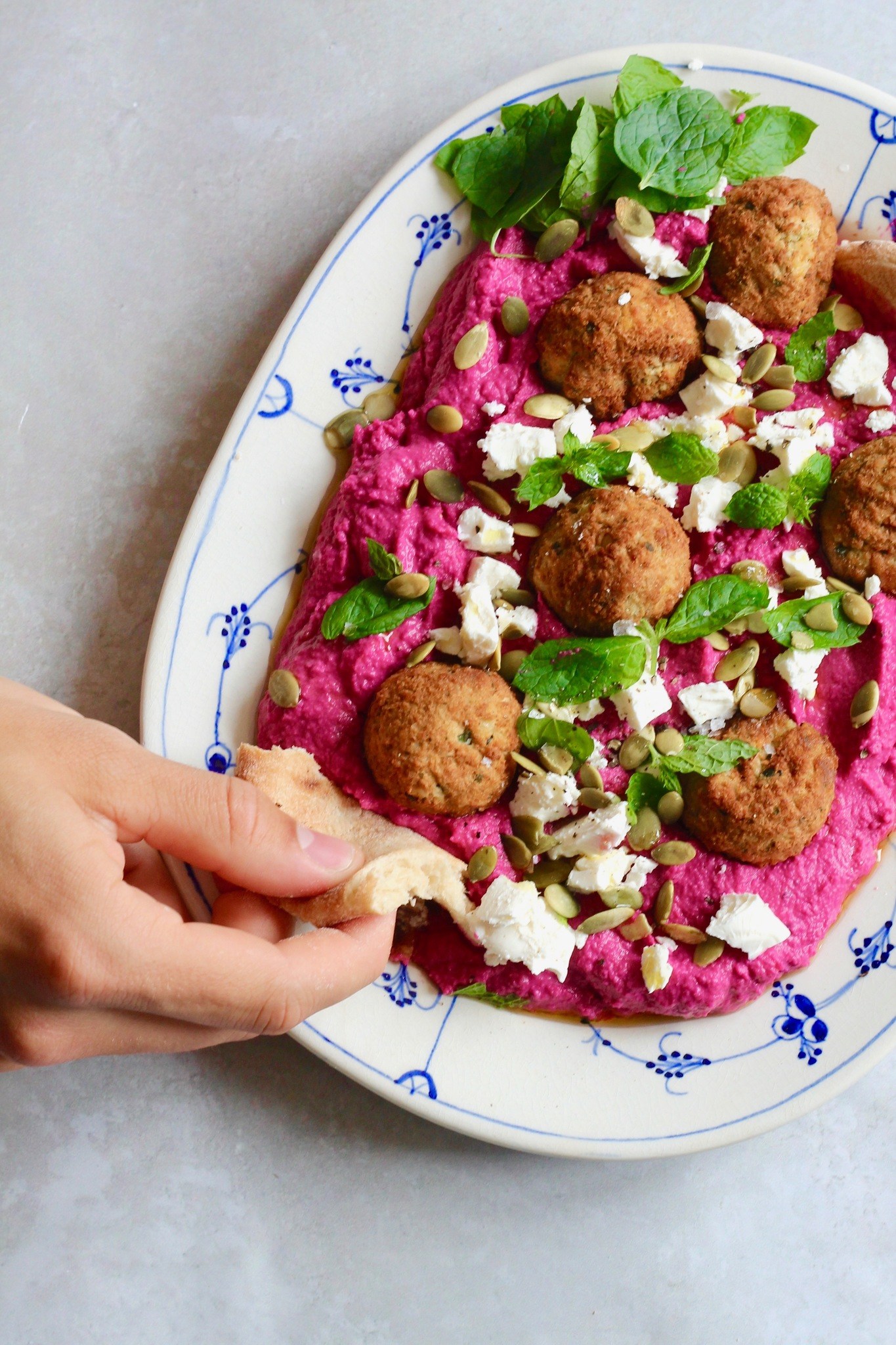 Rødbedehummus med falafler, feta og mynte