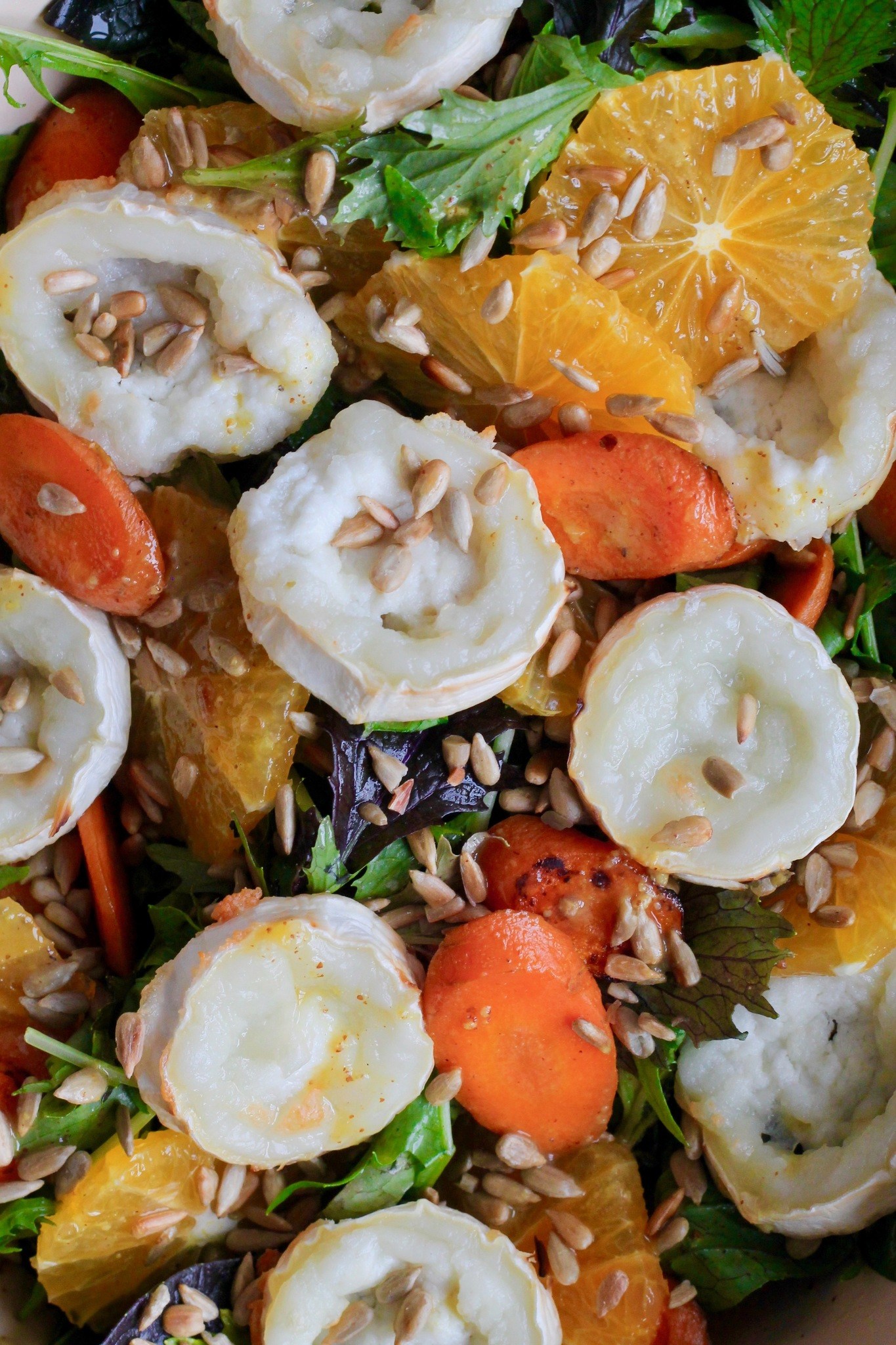 Gedeost salat med appelsiner, grillede gulerødder og appelsin-honning-sennepsdressing
