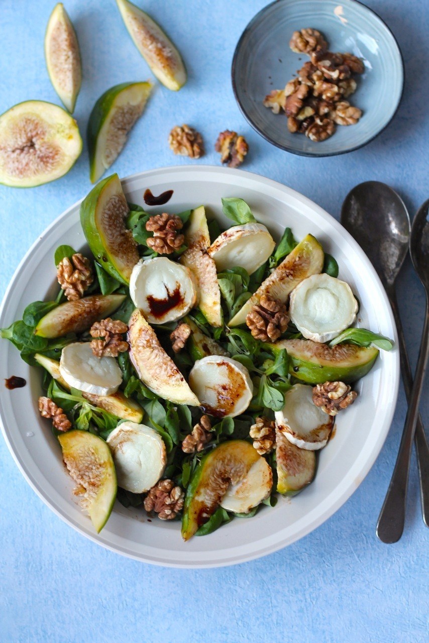 Gedeost salat med friske figner, valnødder og balsamico glace