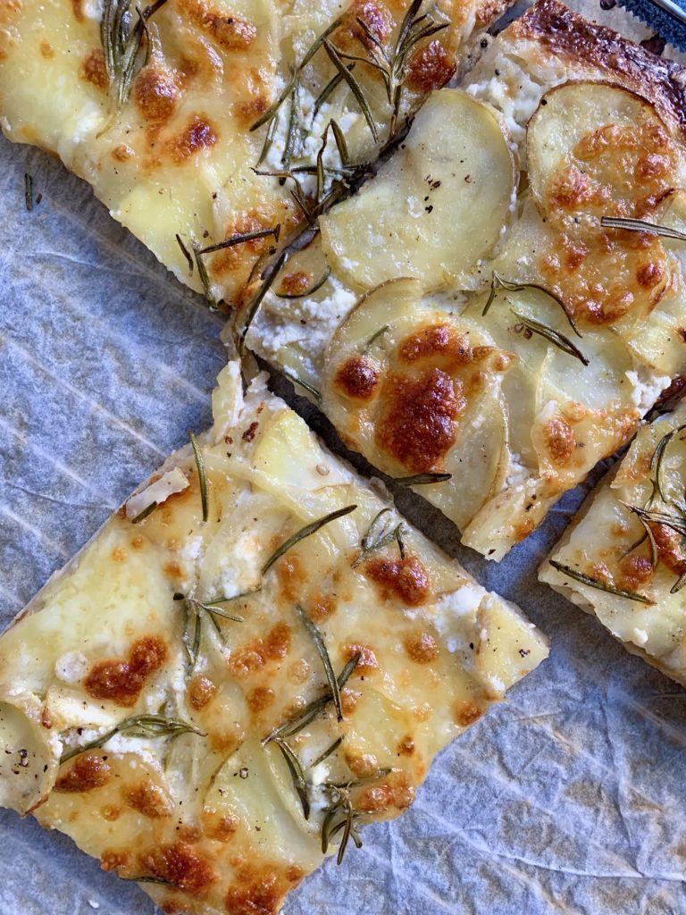 samvittighed afbrudt annoncere Kartoffelpizza med mascarpone og rosmarin - Anna-mad.dk