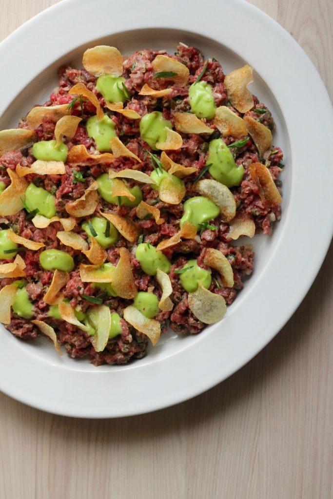 Rørt tatar med persillemayo og kartoffelchips