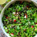 Asiatisk salat med edamame, avocado, græskarkerner og ingefær-koriander-limedressing