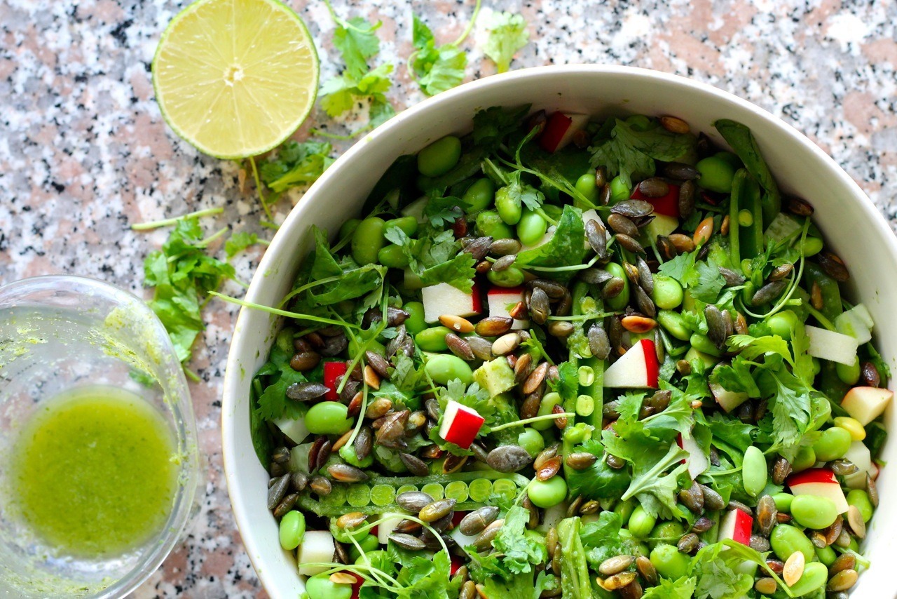 Asiatisk grøn salat med edamame, avocado, græskarkerner og ingefær-koriander-limedressing