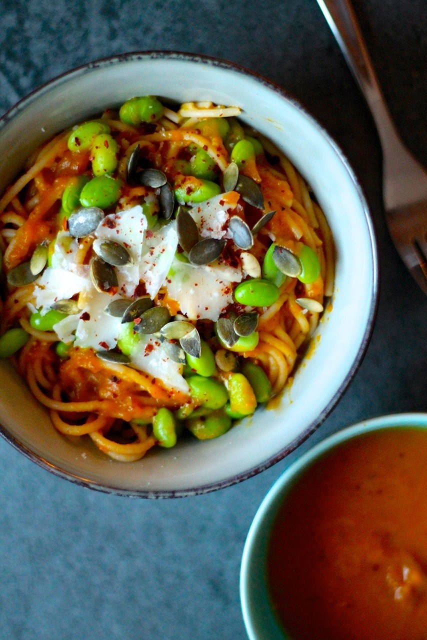 Cremet pasta med græskarsauce, edamamebønner og parmesan 