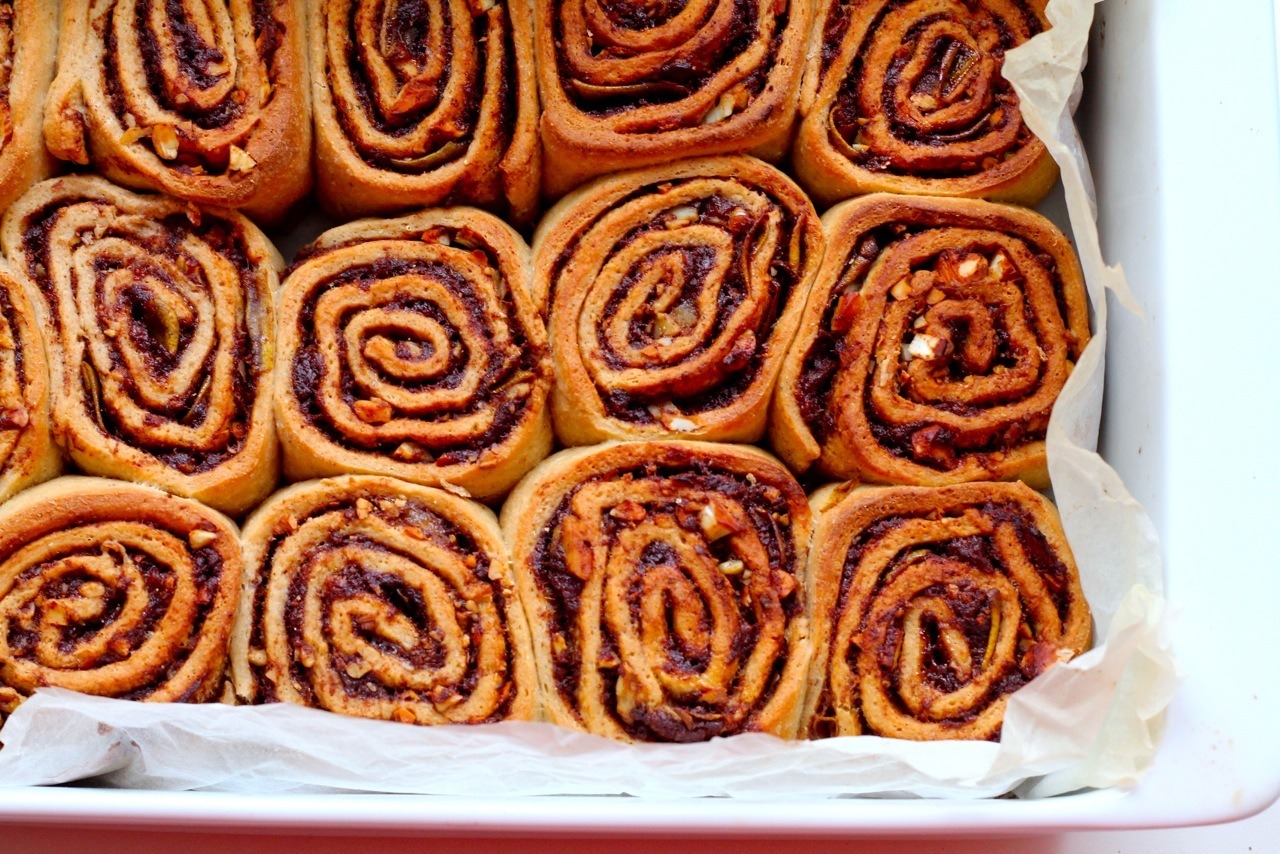 Sunde kanelsnegle med æble og mandler