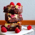 Cheesecake brownie med hindbær og mandler