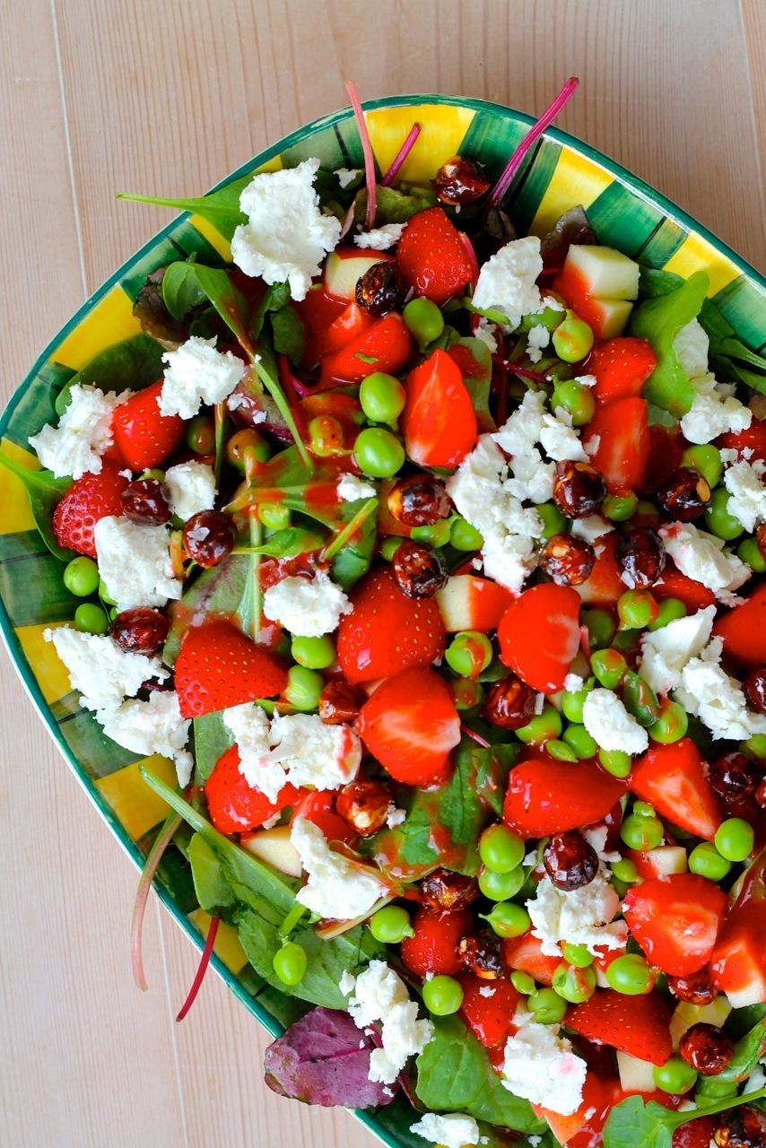 Salat med ærter, feta, jordbærdressing og karamelliserede hasselnødder