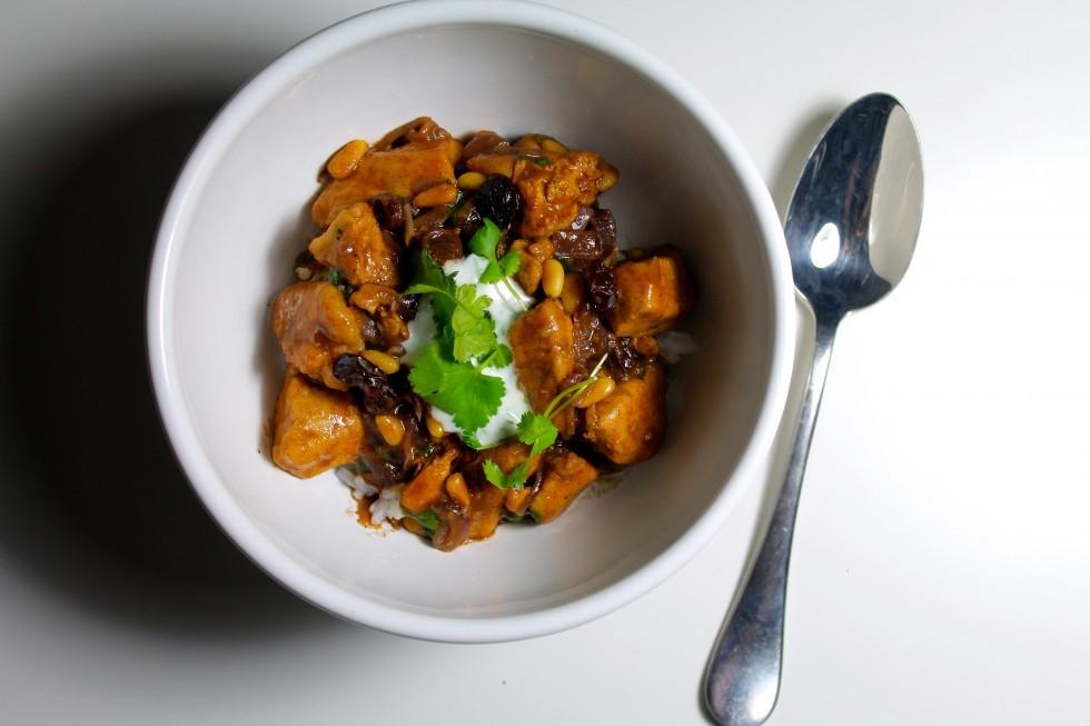 Marokkansk kylling med rosiner og ristede pinjekerner Annamad.dk