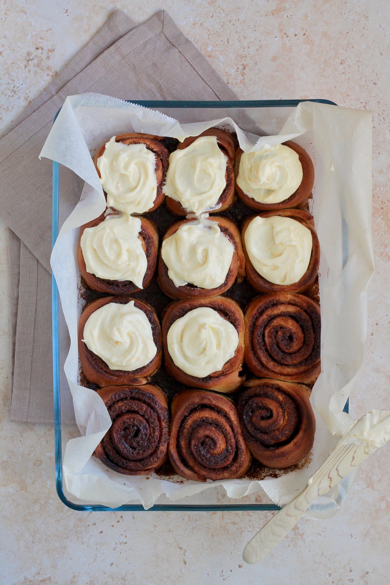 Kanelsnegle med cream cheese frosting
