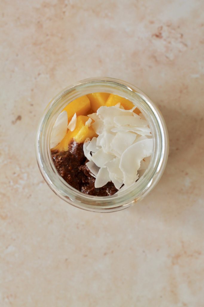 Køleskabsgrød med mango, kokos og nutella