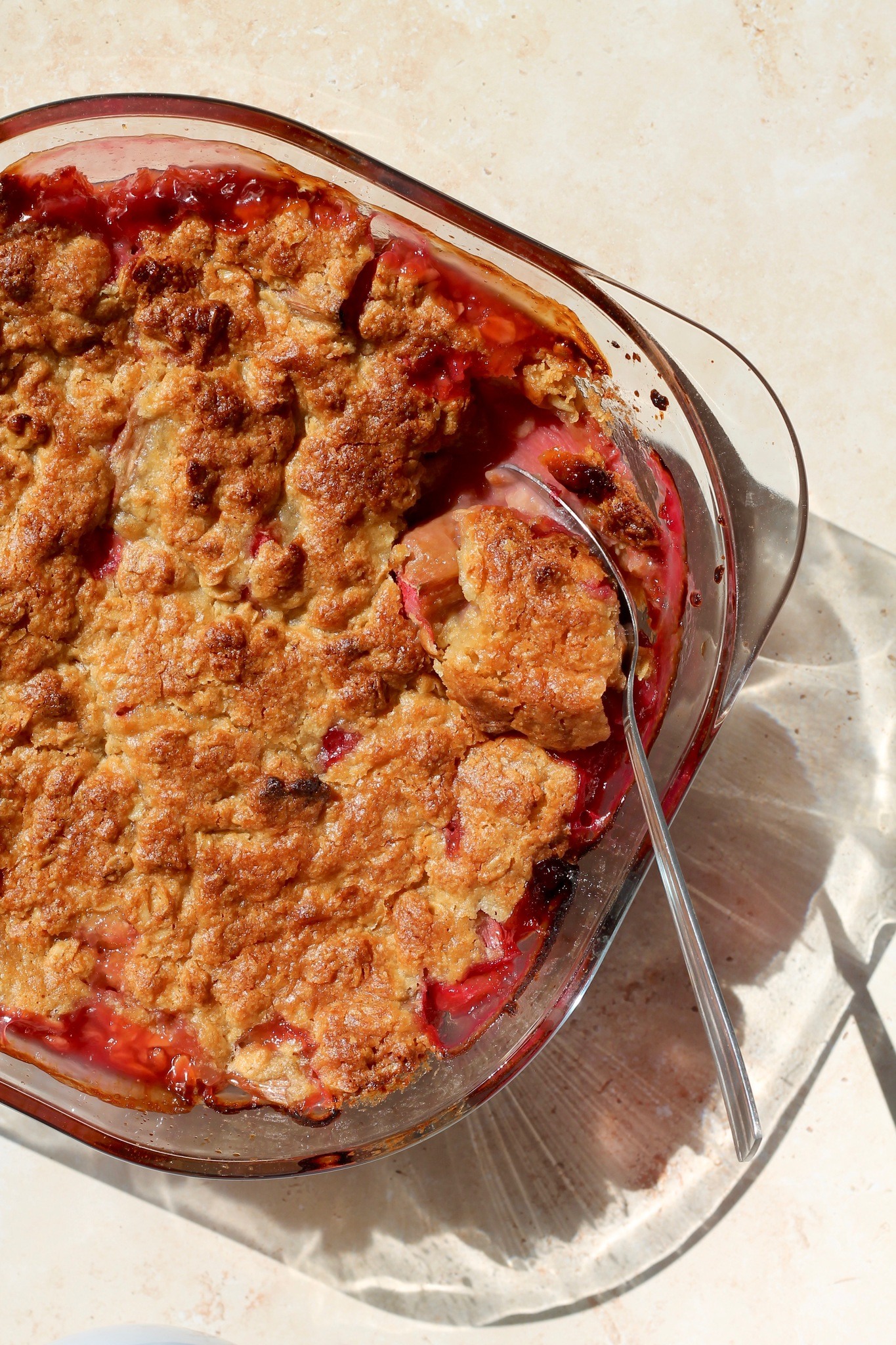 Rabarbercrumble med marcipan - den bedste opskrift