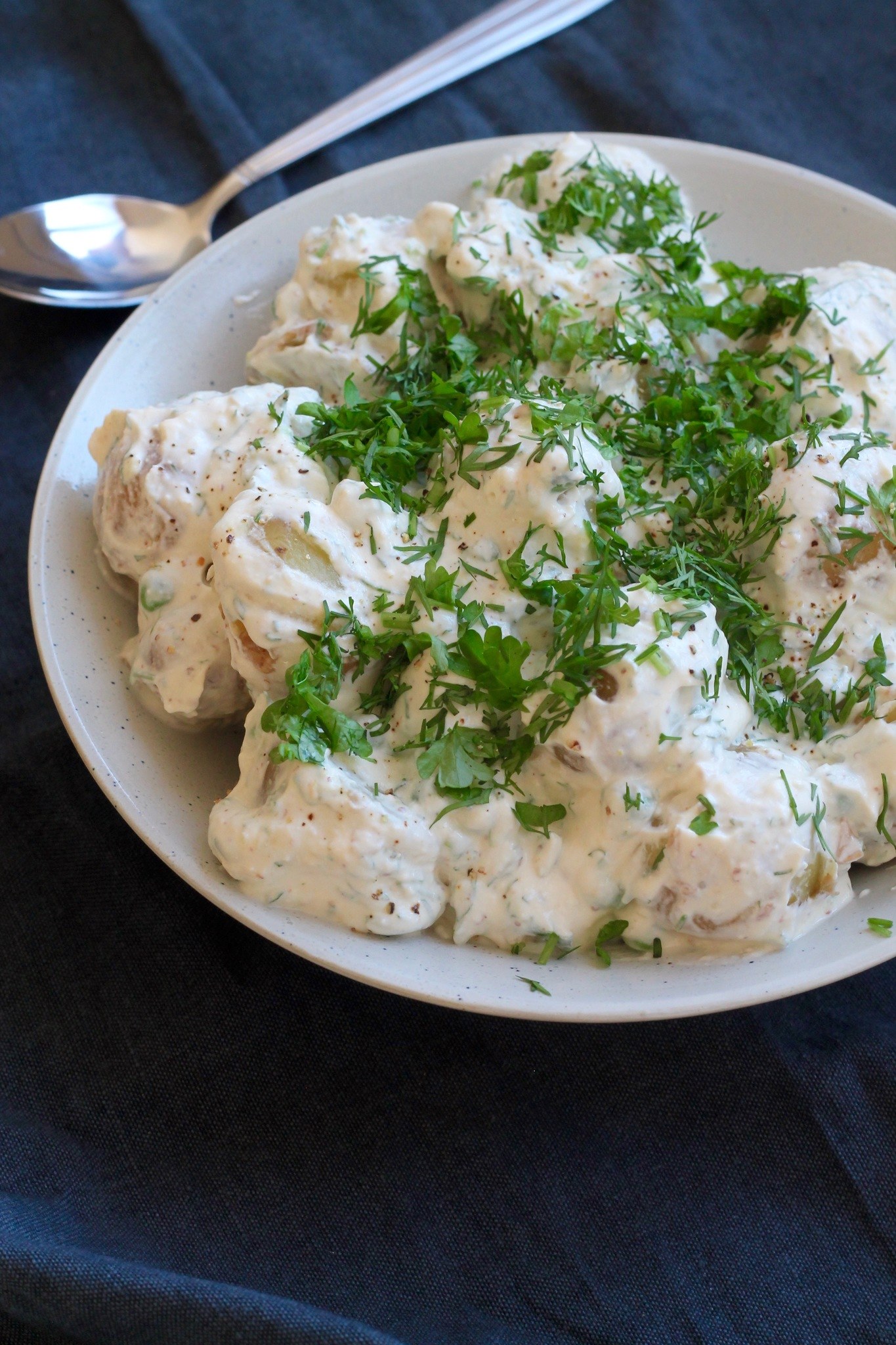 Kold kartoffelsalat med rygeost, ærter og dild