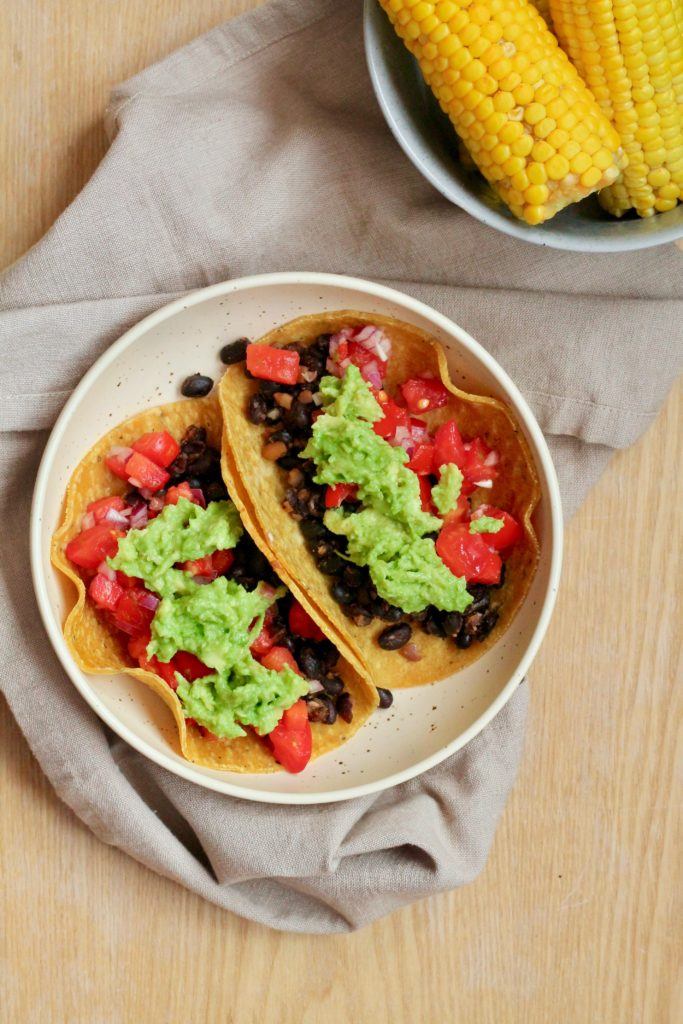 Vegetar tacos med bønner, tomatsalsa og avocado