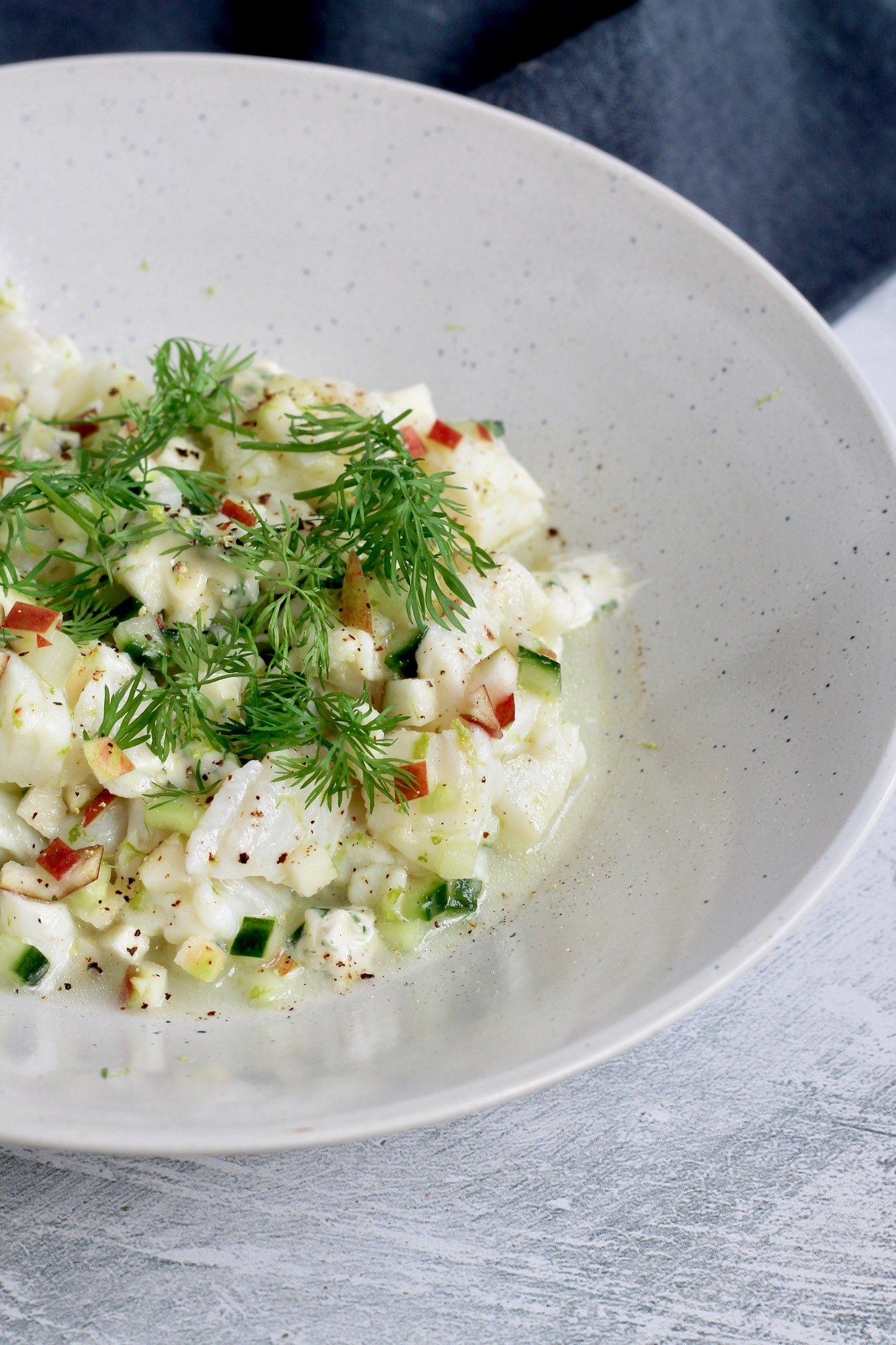 Ceviche med torsk, æble, saltet agurk og dildmayo