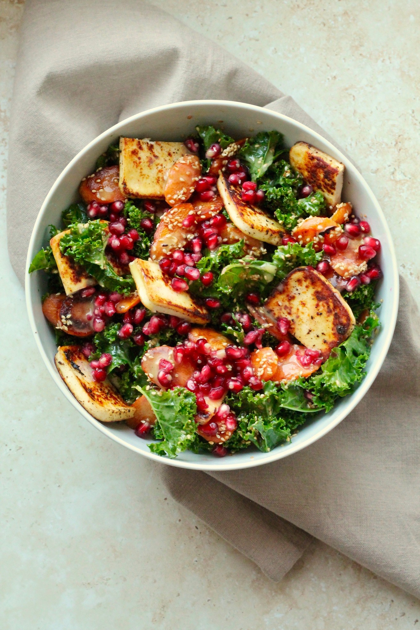 Grønkålssalat med halloumi, gulerødder og sesam