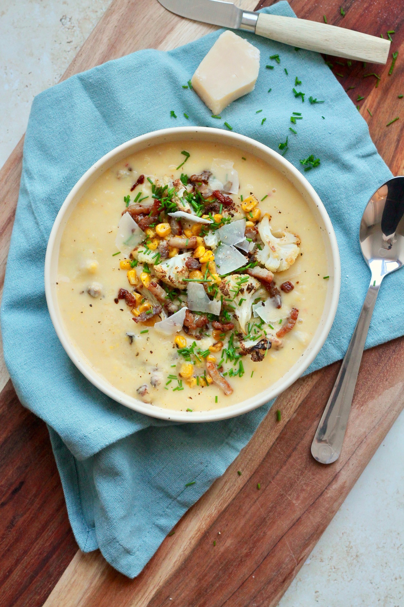 Chowder med majs, blomkål og bacon