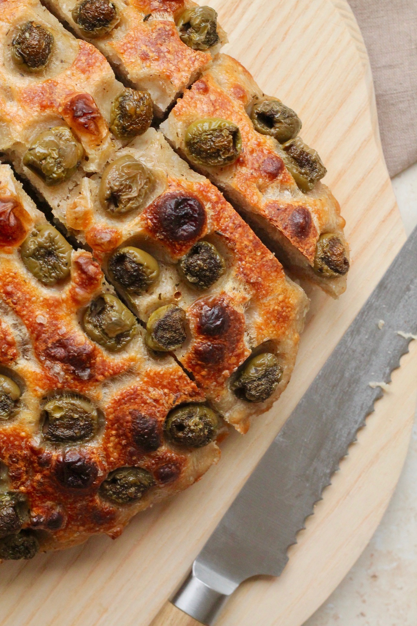 Surdejsfoccacia med oliven