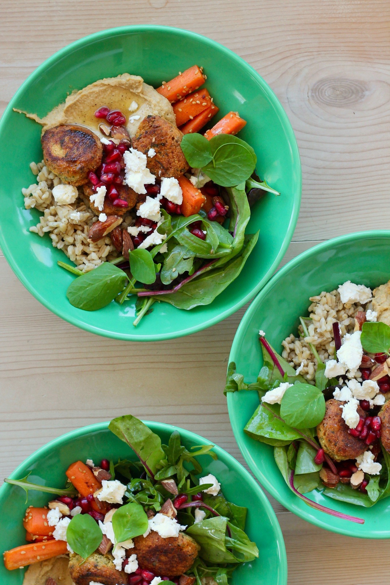 Buddha bowl med falafler og hummus