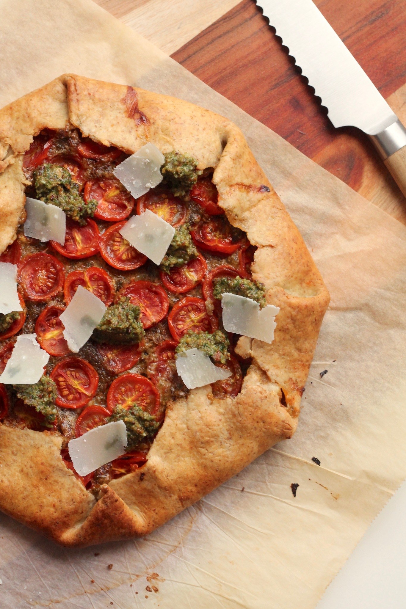 Rustik tomattærte med mascarpone og pesto