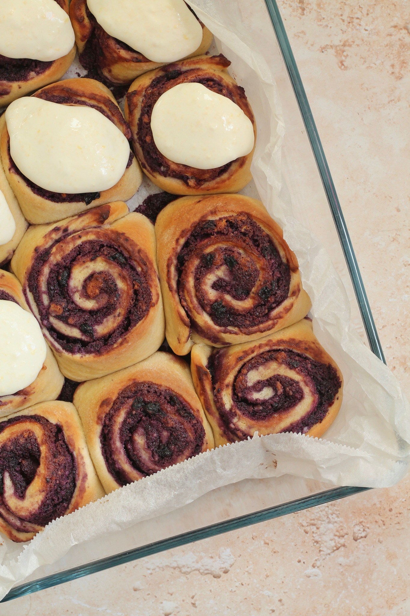 Blåbærsnegle med marcipan og cream cheese frosting