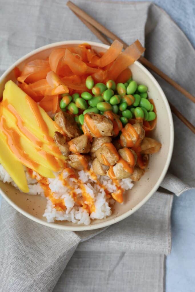 Poke bowl med teriyaki kylling og chilimayo