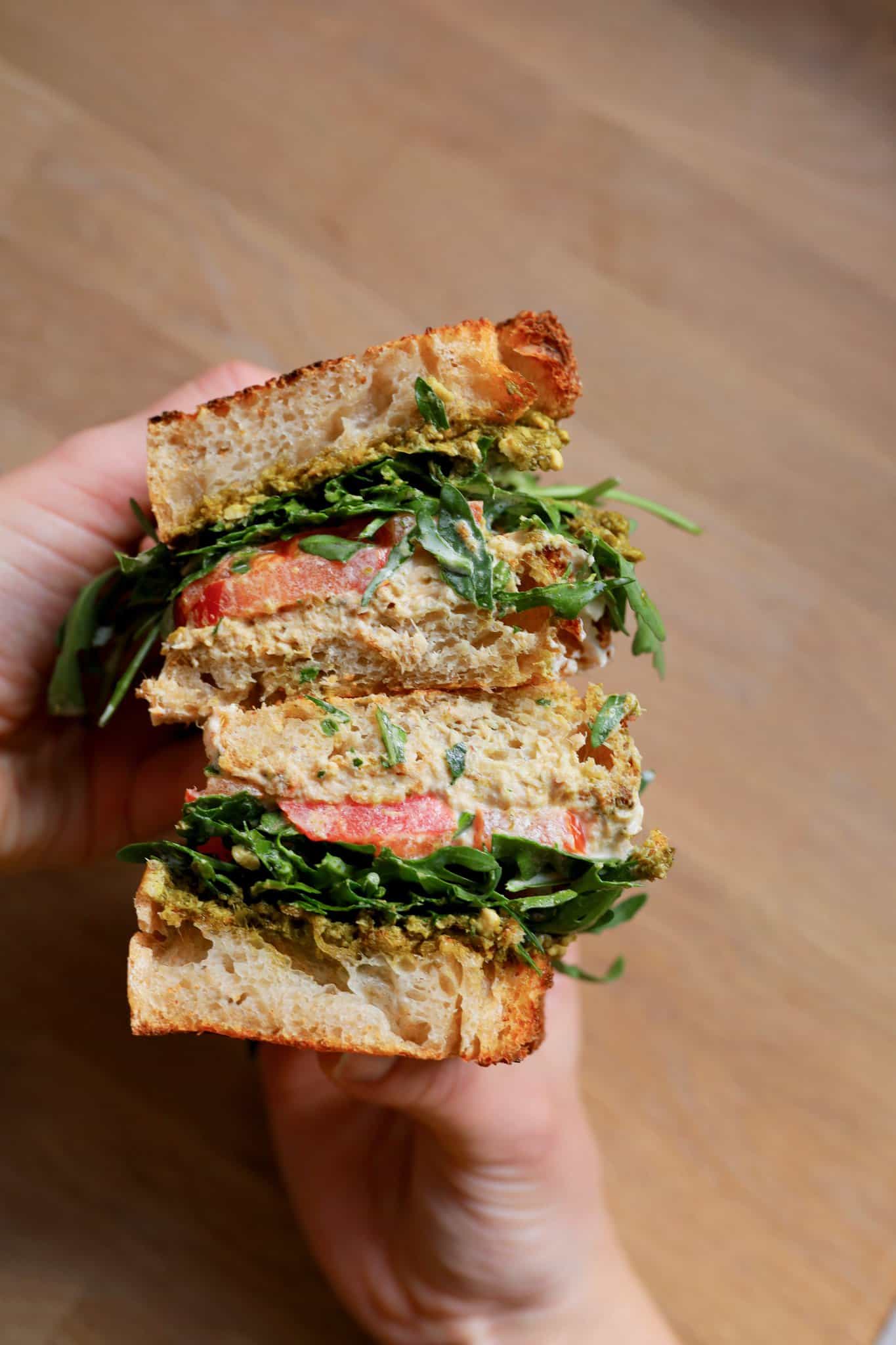 Tunsandwich med pesto og tomat