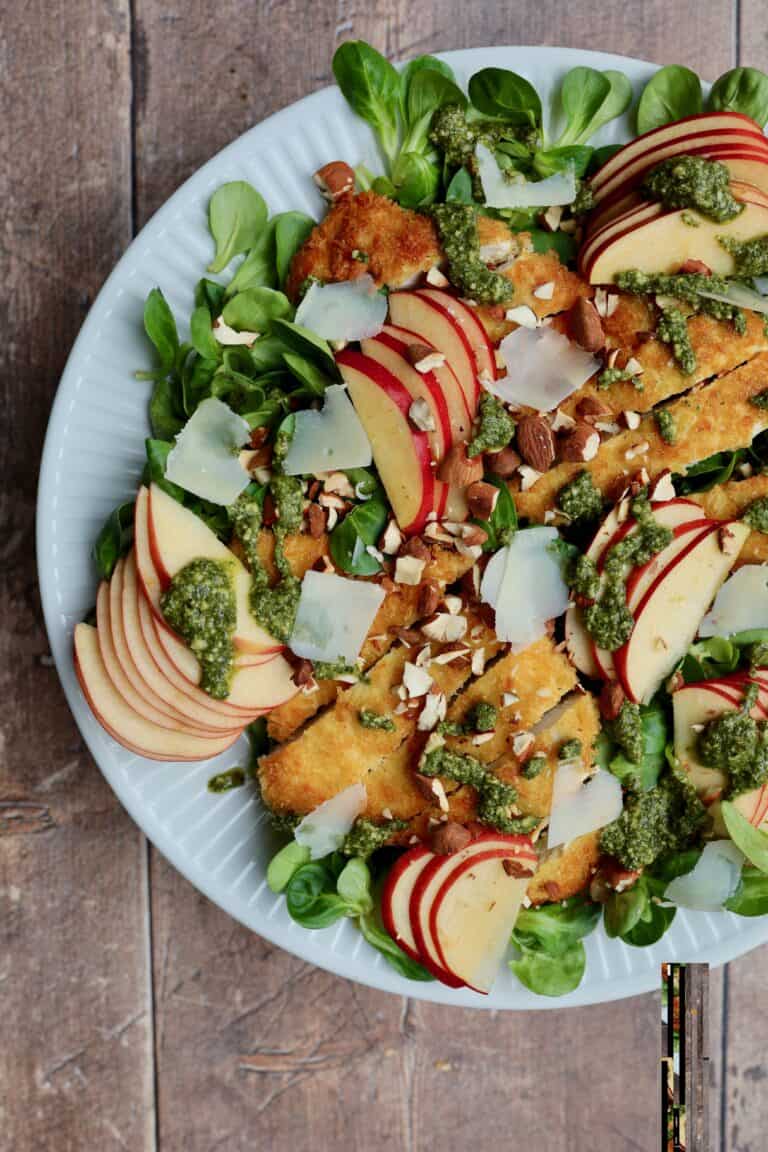 Salat med sprød kylling og pesto måltidssalat parmesan æbler