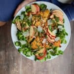 Salat med sprød kylling og pesto