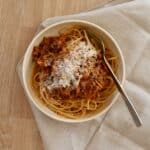 Spaghetti bolognese bedste opskrift med ekstra grøntsager, mindre kød og langtidssimret