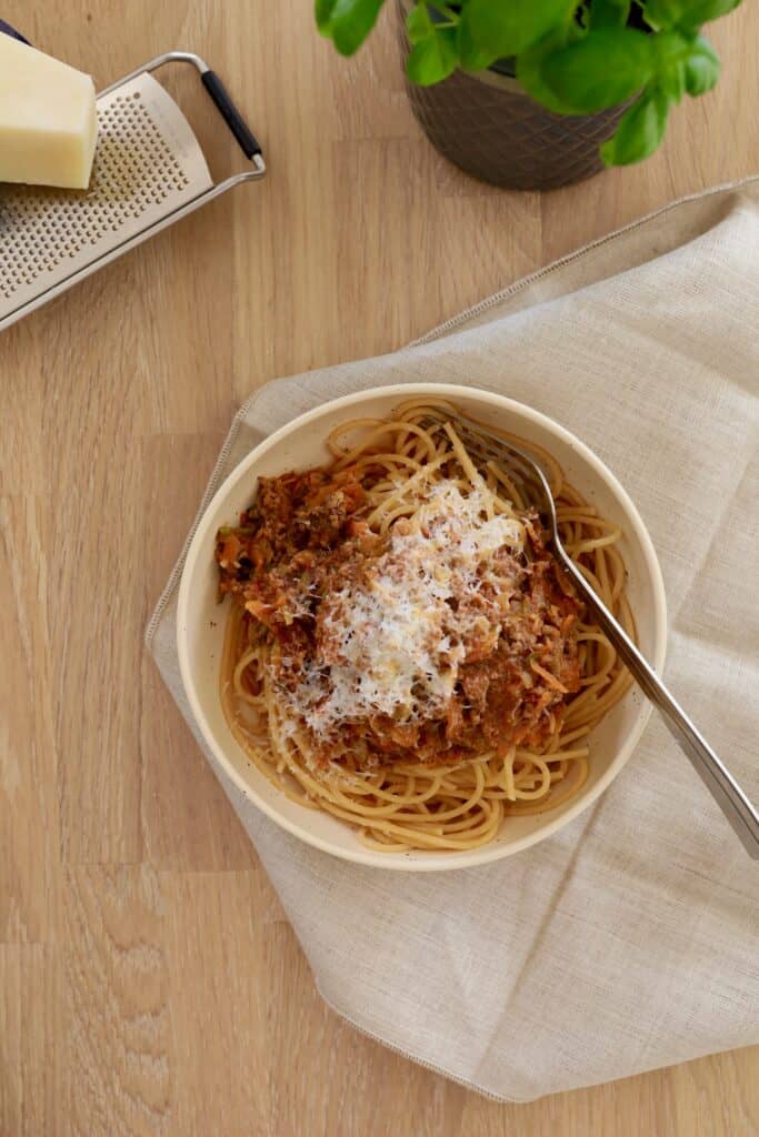 Spaghetti bolognese bedste opskrift med ekstra grøntsager, mindre kød og langtidssimret