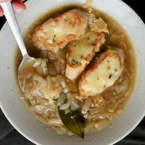 Fransk løgsuppe med ostebrød