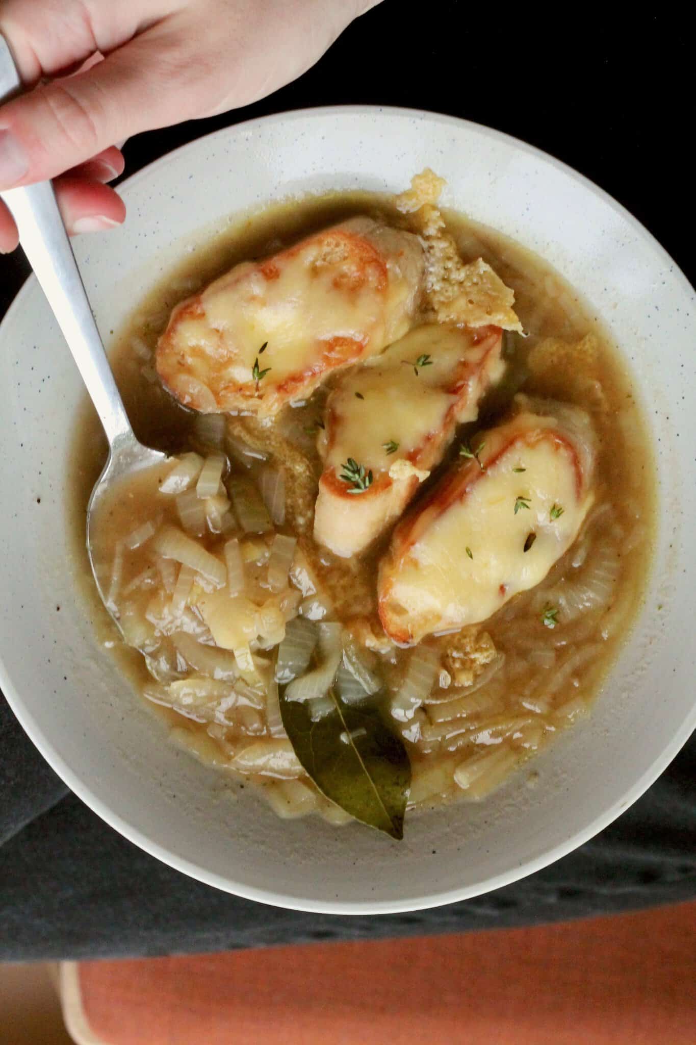 Fransk løgsuppe med ostebrød