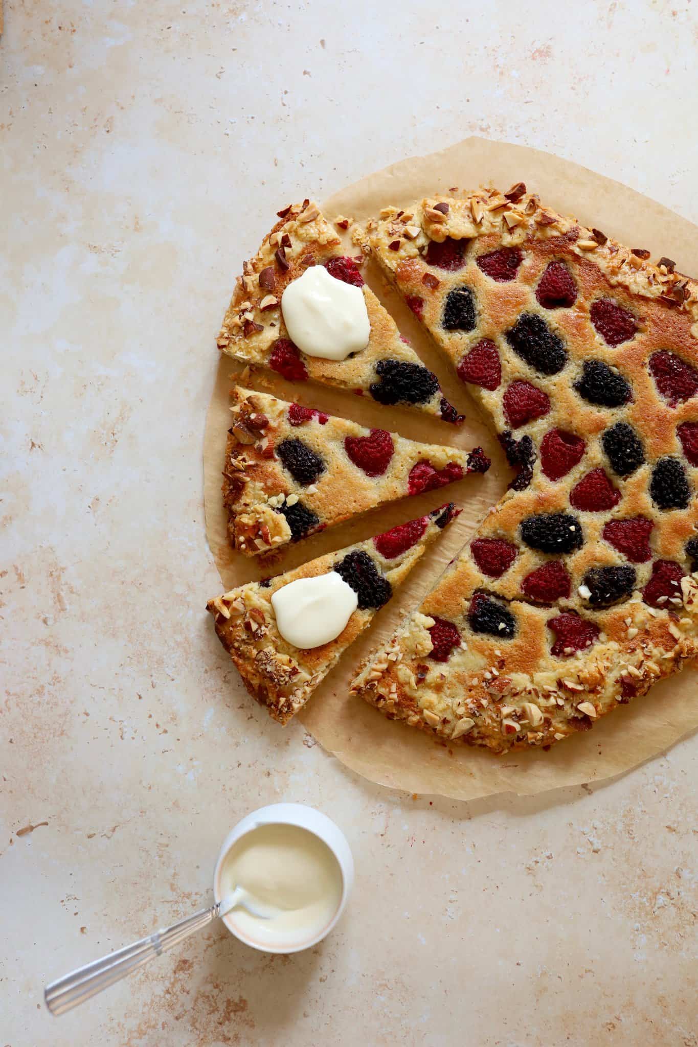 Galette med bær og marcipan