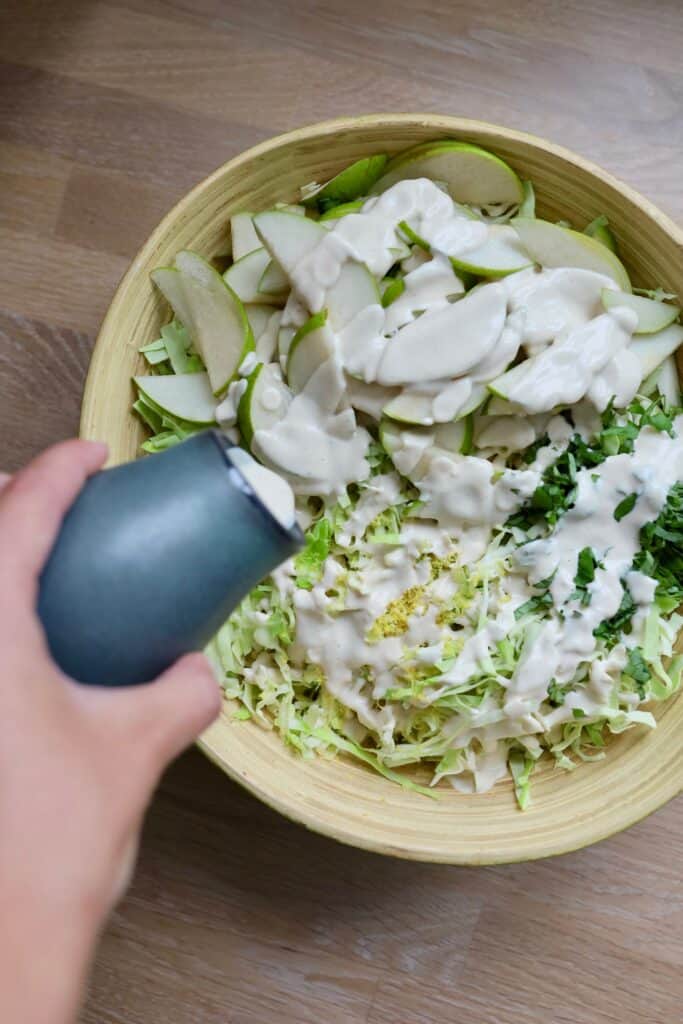 Kålsalat med dressing af brændt citron og cashewnødder