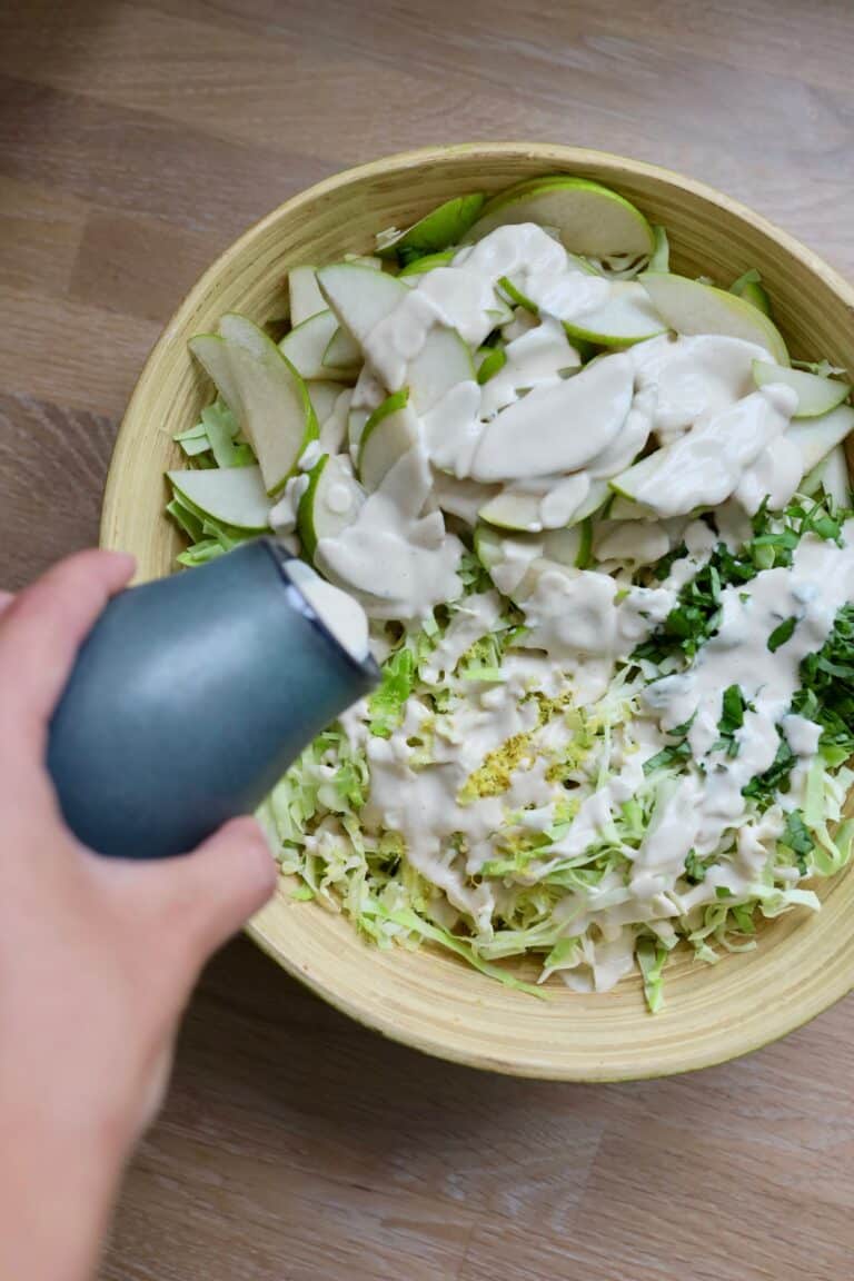 Kålsalat med dressing af brændt citron og cashewnødder
