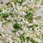 Kålsalat med dressing af brændt citron og cashewnødder