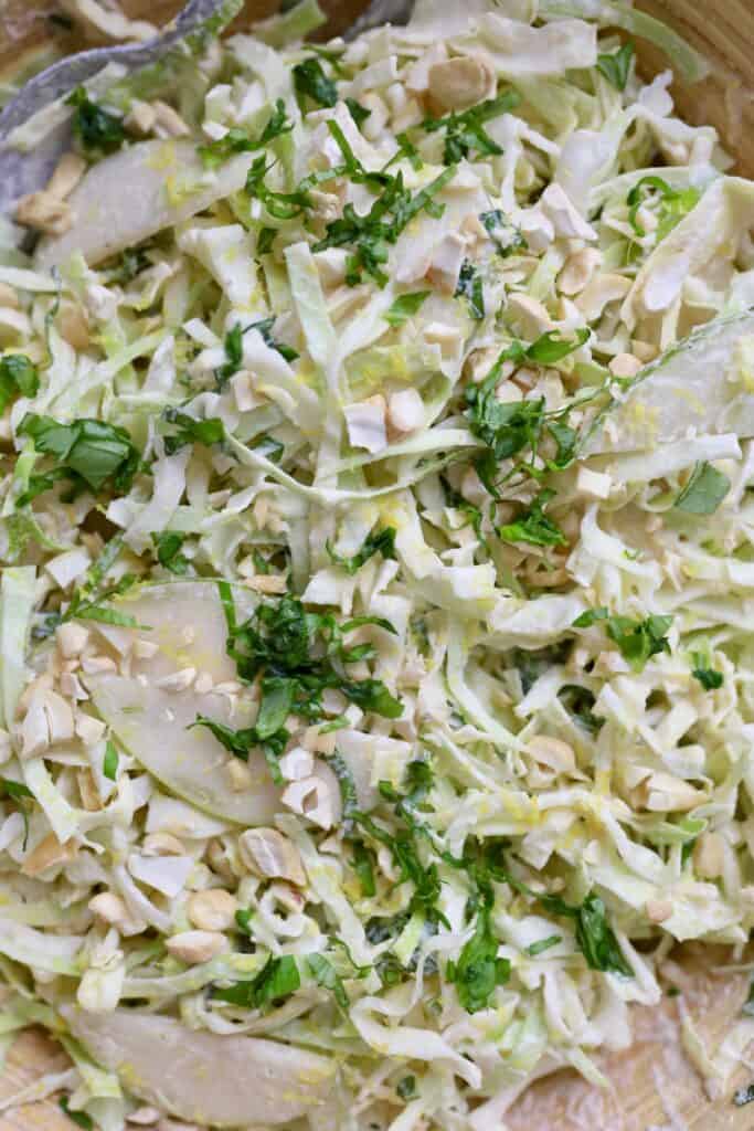 Kålsalat med dressing af brændt citron og cashewnødder