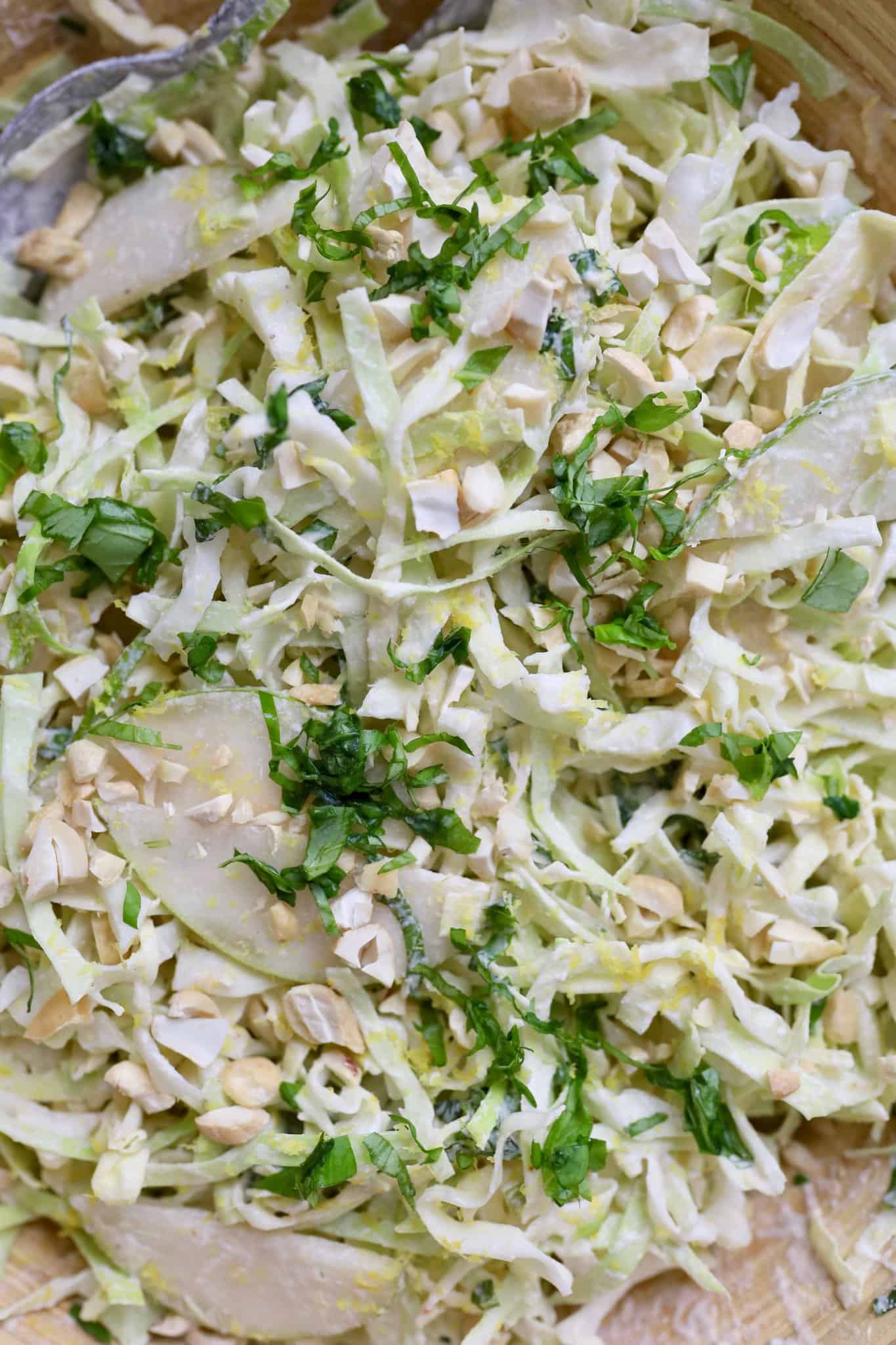 Kålsalat med dressing af brændt citron og cashewnødder
