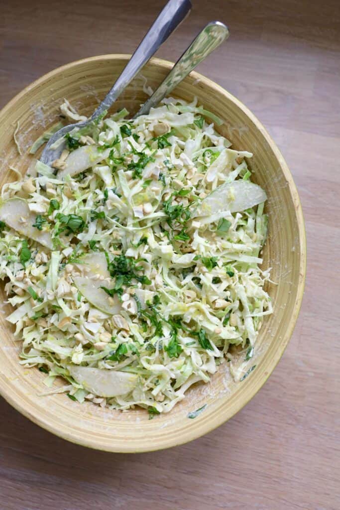 Kålsalat med dressing af brændt citron og cashewnødder