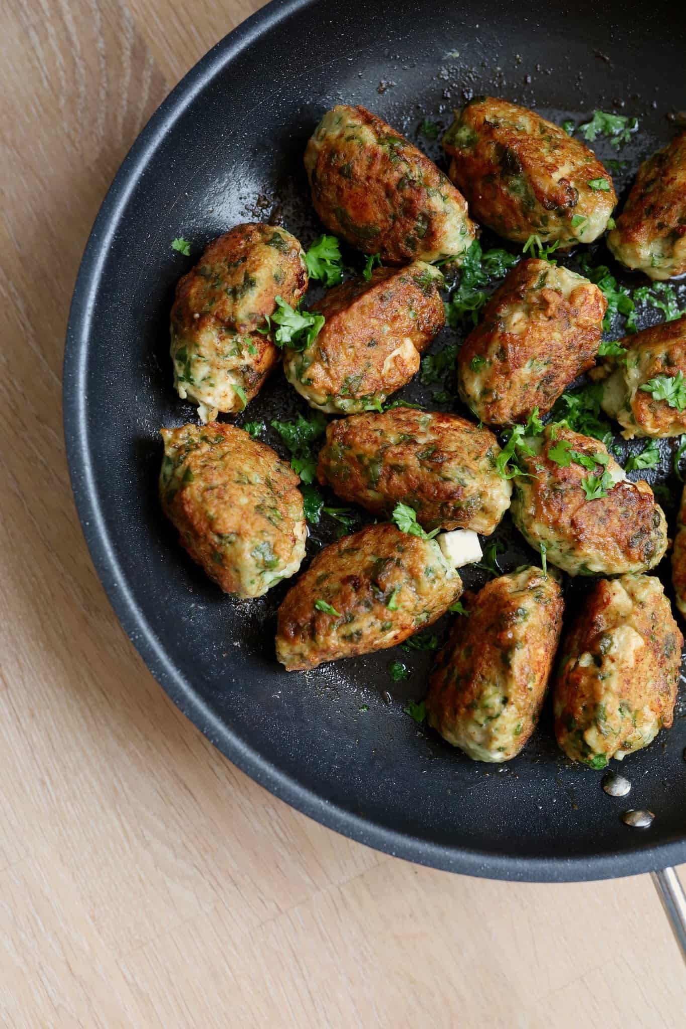 Kyllingefrikadeller med spinat, feta og urter
