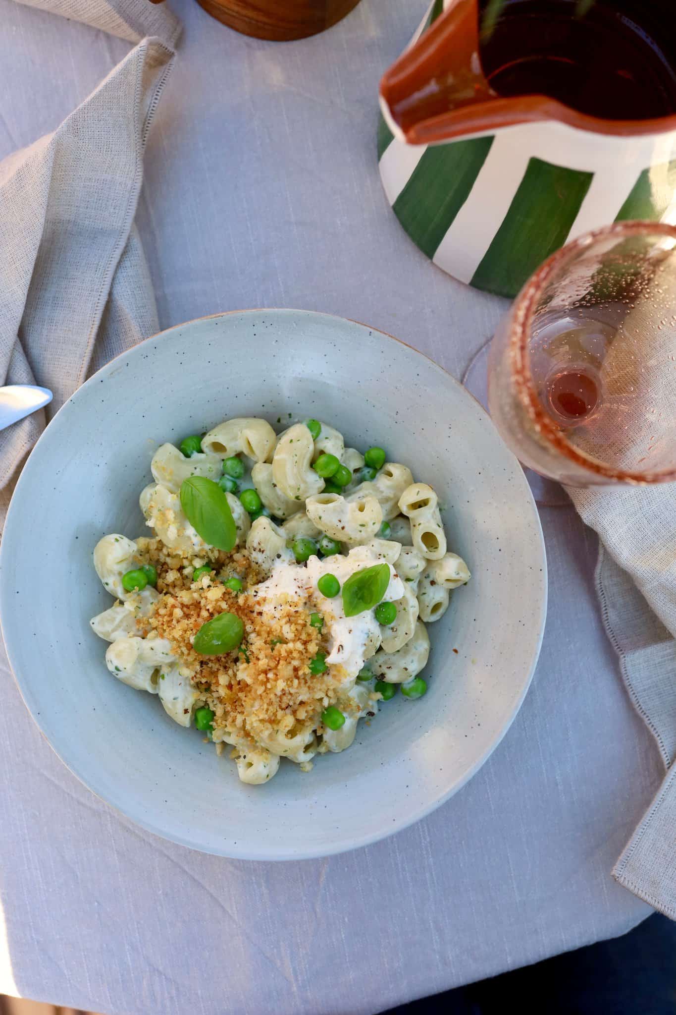 Pasta med basilikumsfløde, stracciatella og citronbrødkrummer