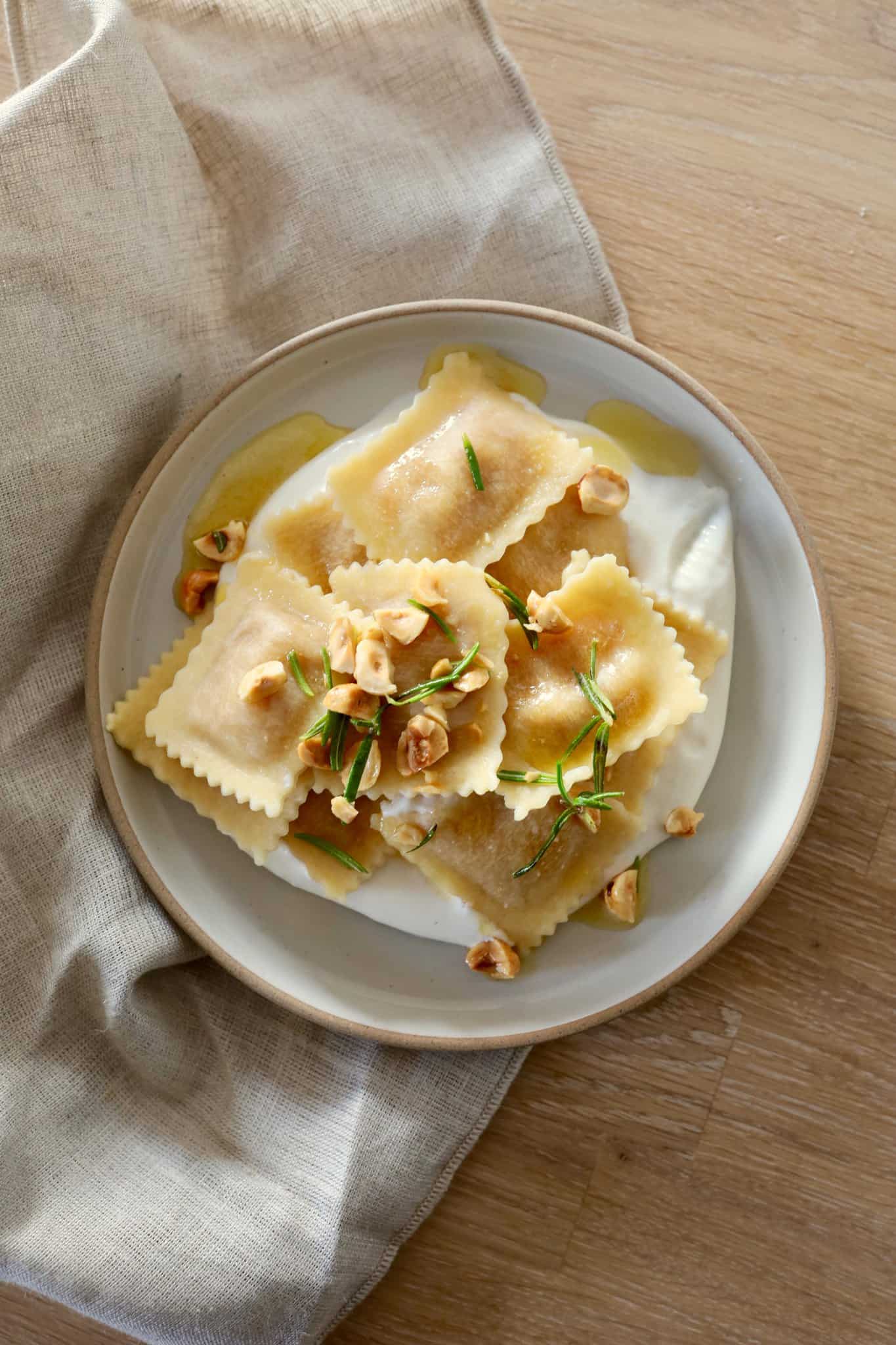 Ravioli med brunet smør, pisket ricotta og brændt citron