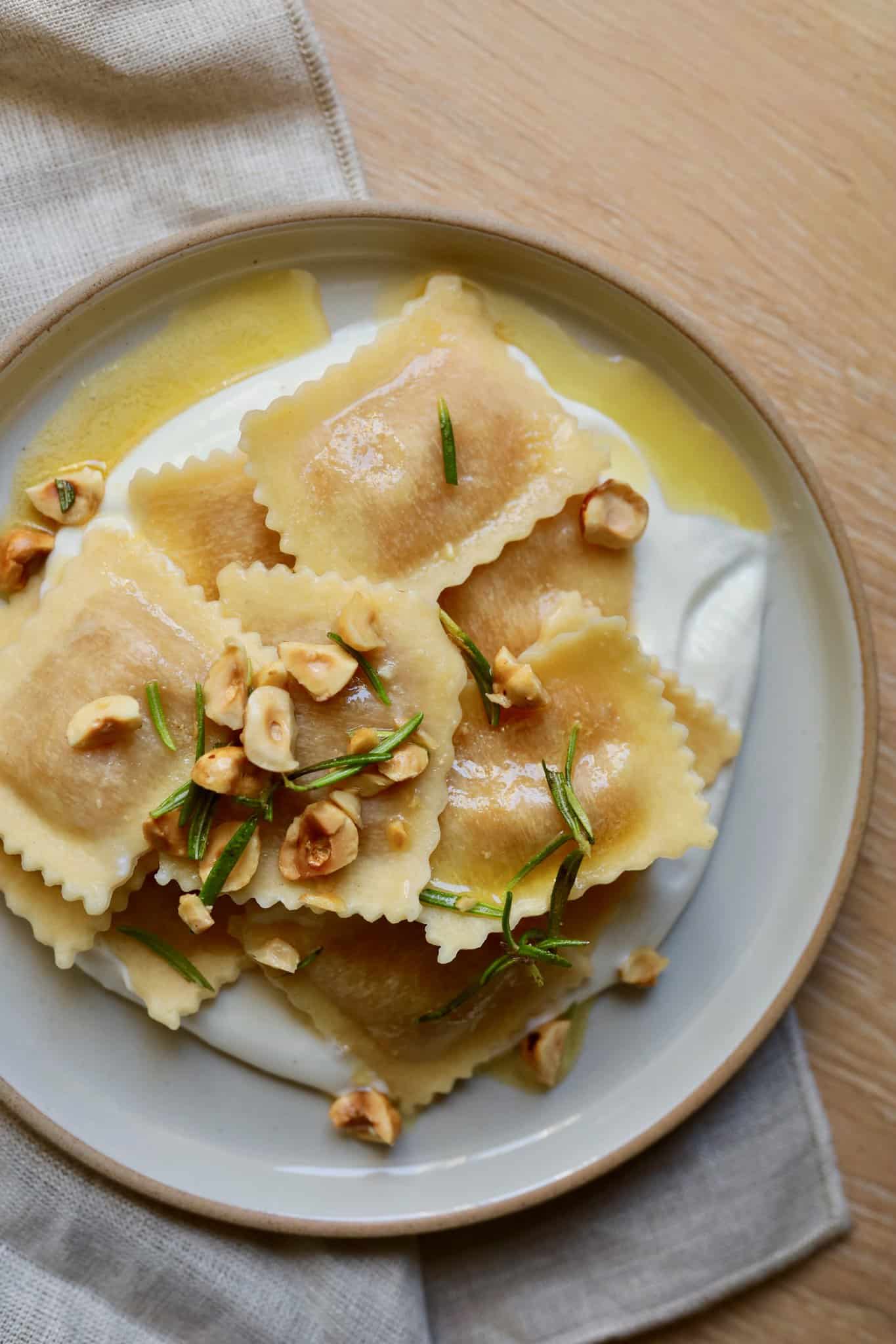 Ravioli med brunet smør, pisket ricotta og brændt citron